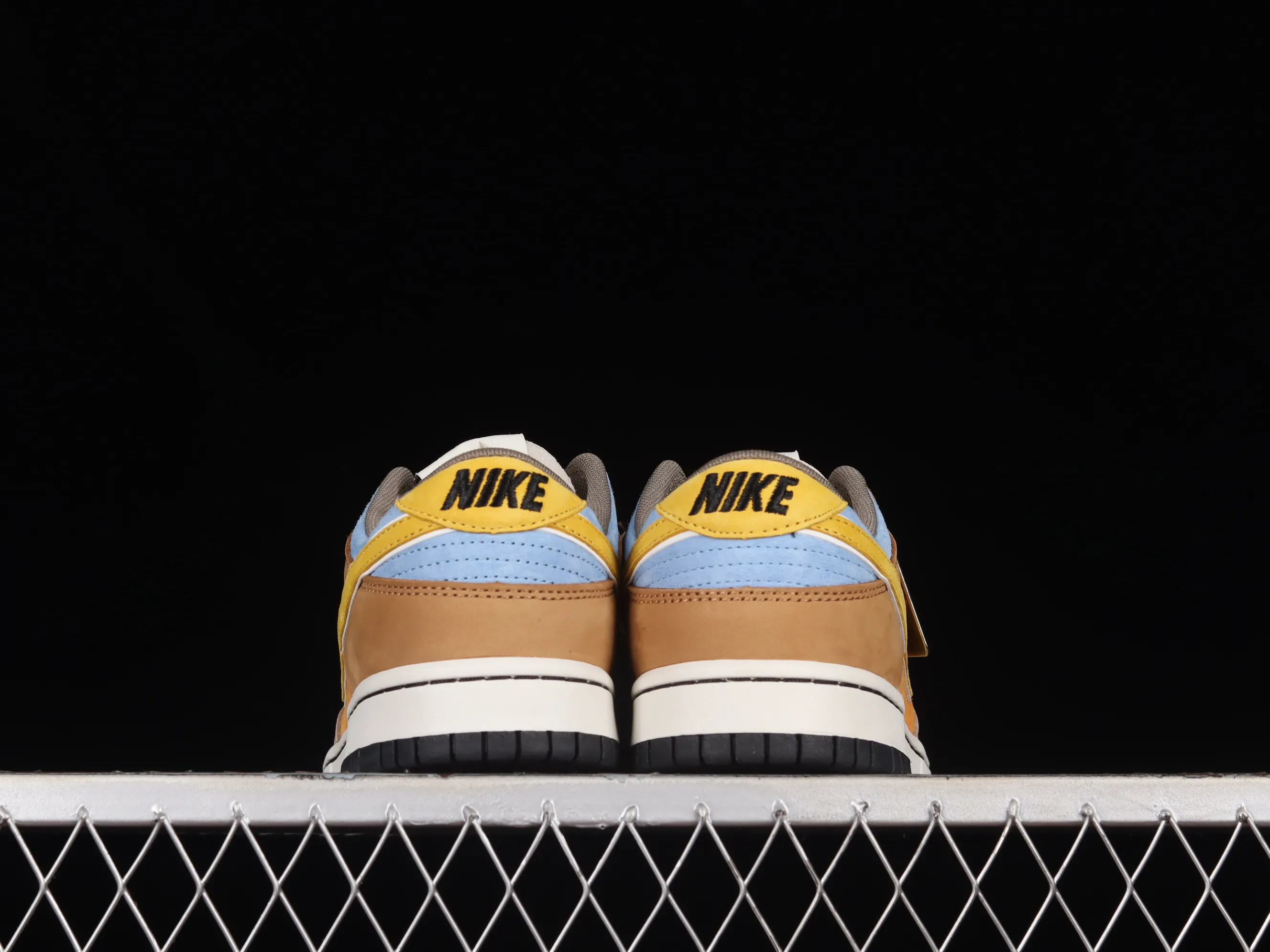 All Categories Nk SB Dunk Series Nk SB Dunk Low Low-top sneakers Otomo Katsuhiro x Nk SB Dunk Low "Steamboy OST" Creative customization collaboration Otomo Katsuhiro co-branded SB low-top sports casual sneakers LF0039-018